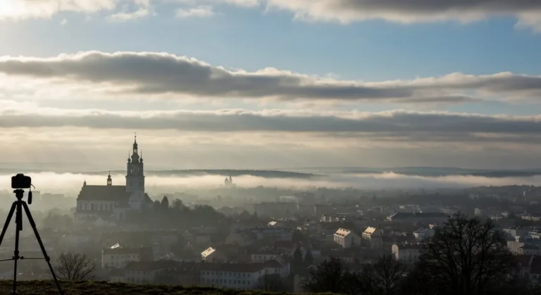 Panorama Czestochowy z wiezą Jasnej Góry o zlotej godzinie, zalegająca mgla i przejaśniające się niebo, statyw fotografi