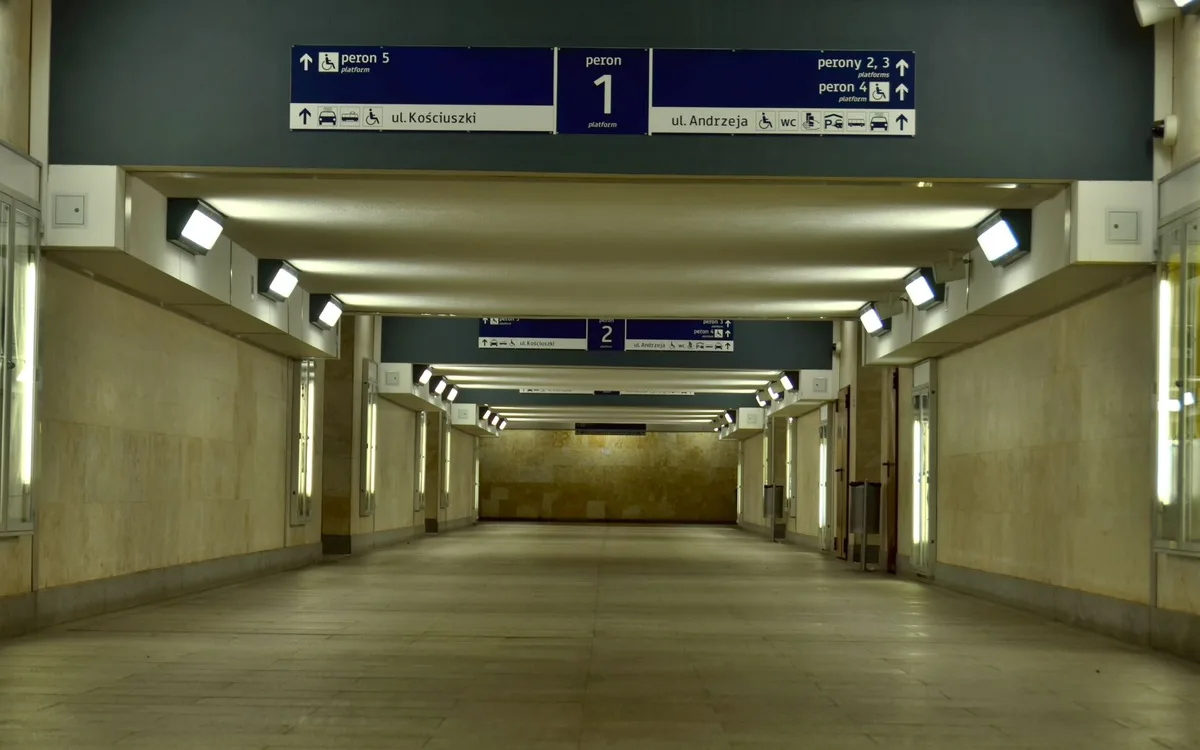 Jak dojść między peronami na stacji Częstochowa?