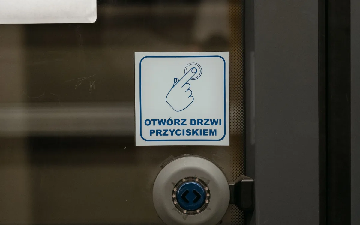 Co zrobić przy opóźnieniu i jak zaplanować dostępność?