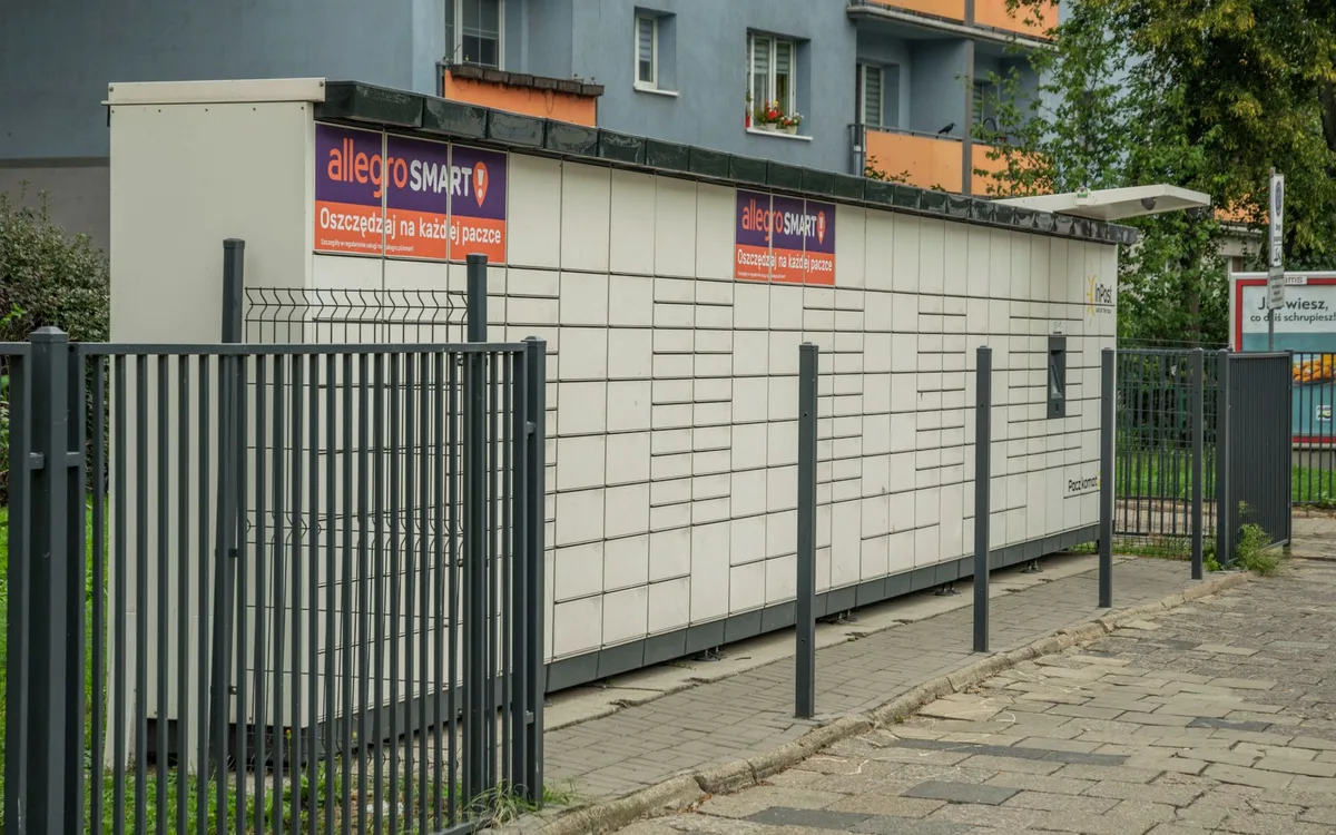 Paczkomat czy kurier - co wybrać podczas pobytu w mieście?
