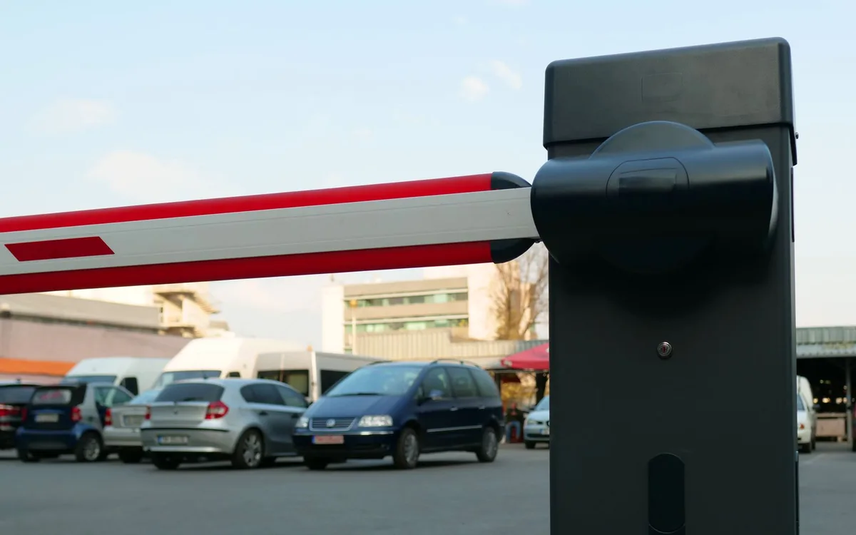 Jak dojść z parkingu do Alei NMP i bezpiecznie wrócić?