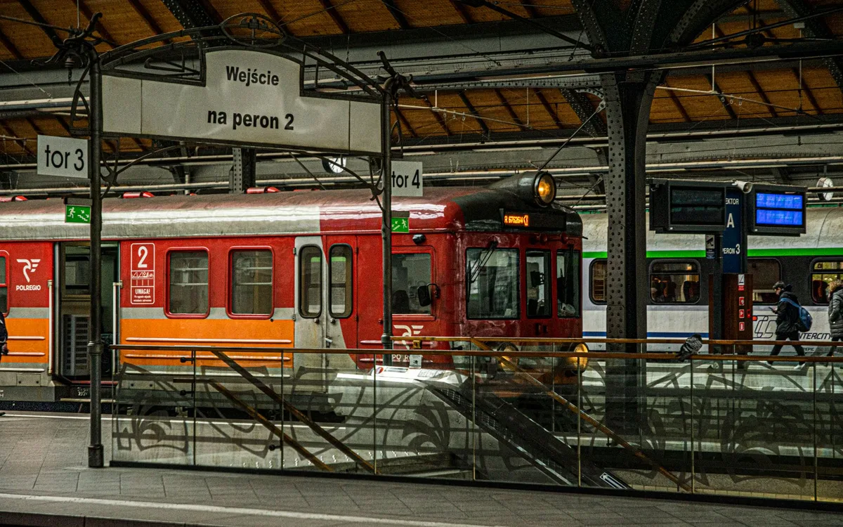 Jak znaleźć właściwy peron i sektor wagonu?